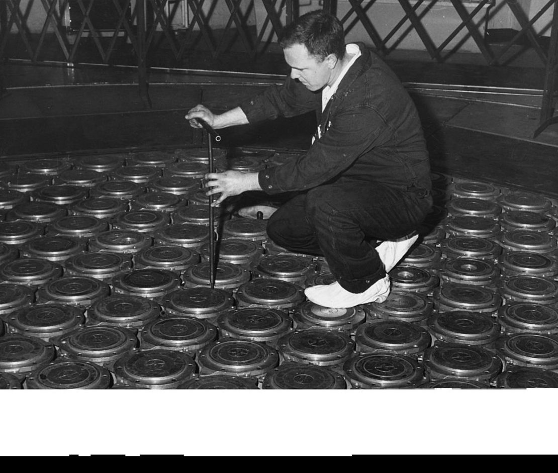 El cambio de combustible para un reactor en la central nuclear de Windscale, Reino Unido.