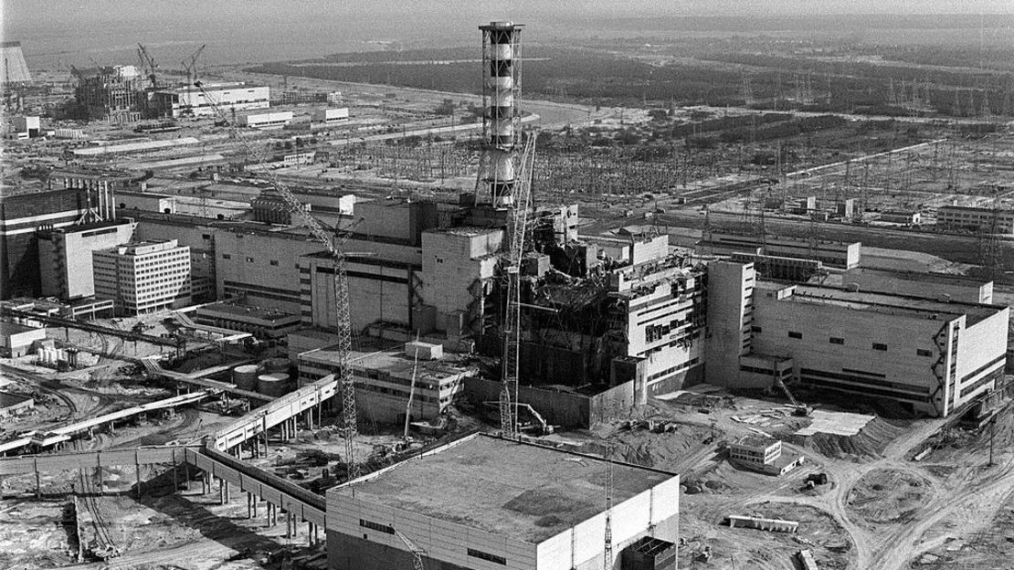 Esta fotografía tomada desde un helicóptero en abril de 1986 muestra una vista general del reactor cuatro destruido de la planta nuclear de Chernobyl pocos días después de la catástrofe.