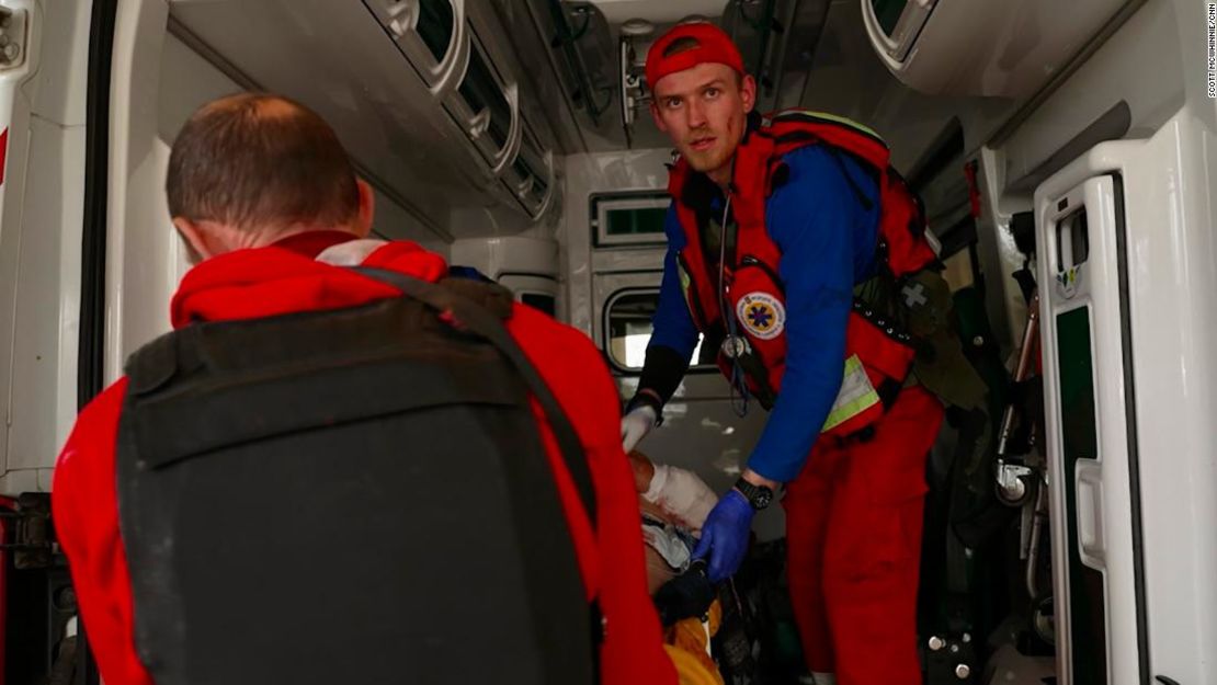 Venzel se prepara para trasladar el herido al hospital.