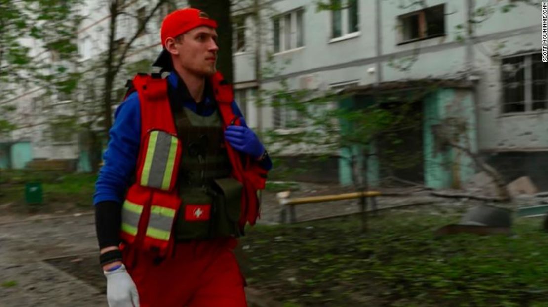 Venzel se acerca a un complejo de apartamentos que fue golpeado.