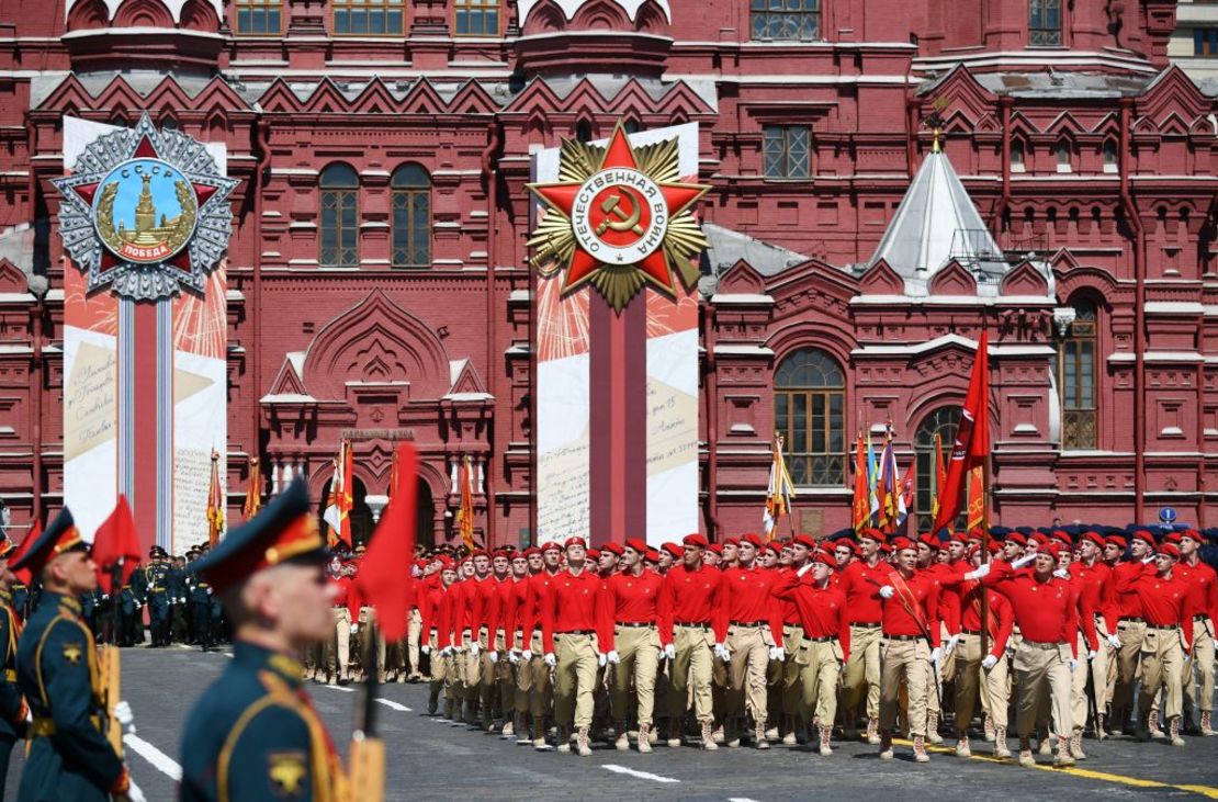 Cadetes del ejército marchan durante un desfile del Día de la Victoria en la Plaza Roja que marca el 75º aniversario de la victoria soviética en la Segunda Guerra Mundial.