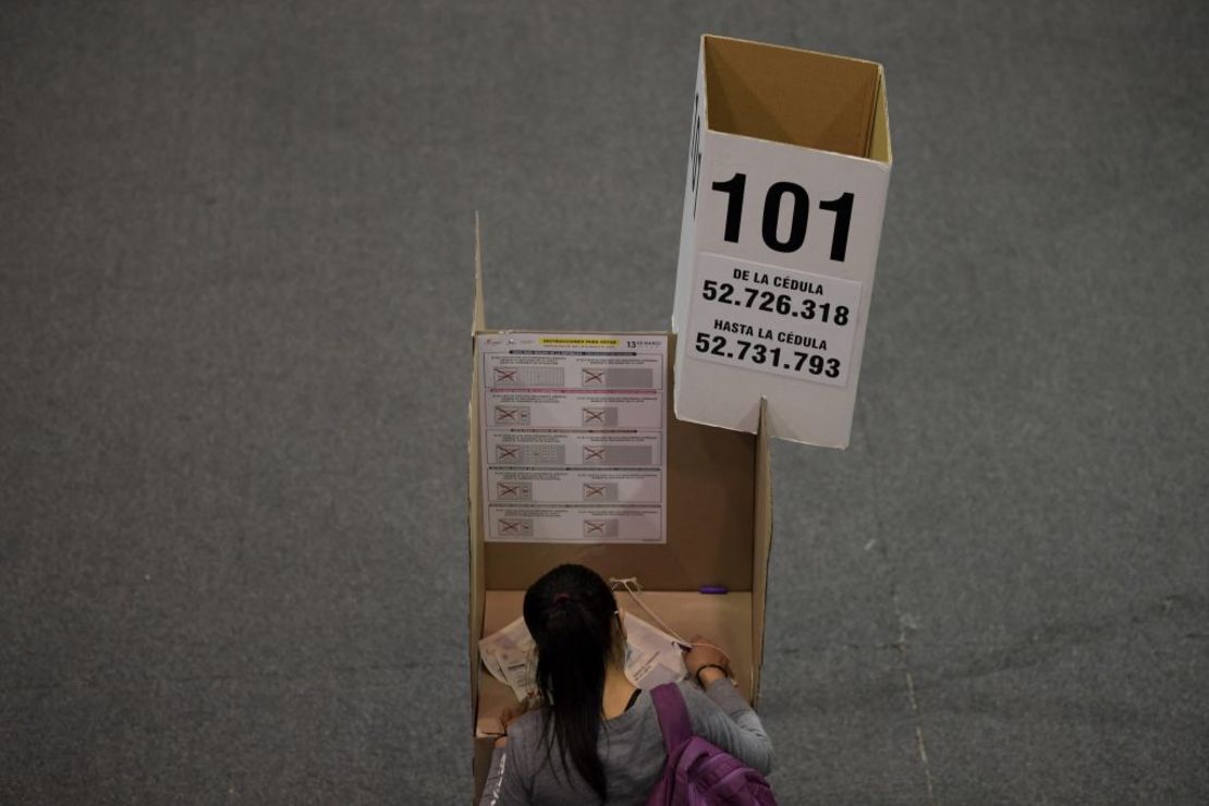 Una mujer vota durante las elecciones legislativas en Bogotá el 13 de marzo de 2022.