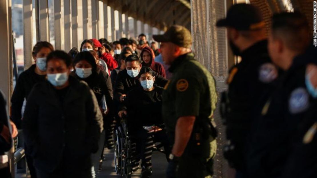 Migrantes expulsados de EE.UU. y enviados de regreso a México bajo el Título 42 caminan hacia México en el puente fronterizo internacional Paso del Norte el 1 de abril.