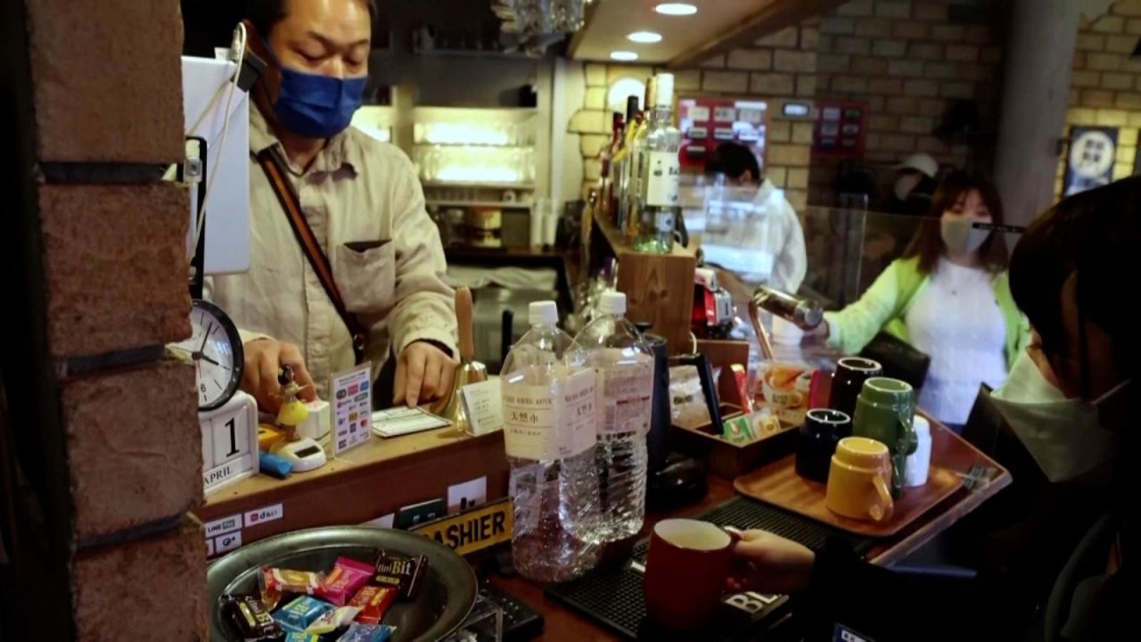 CNNE 1197321 - esta cafeteria obliga a sus clientes a terminar su trabajo