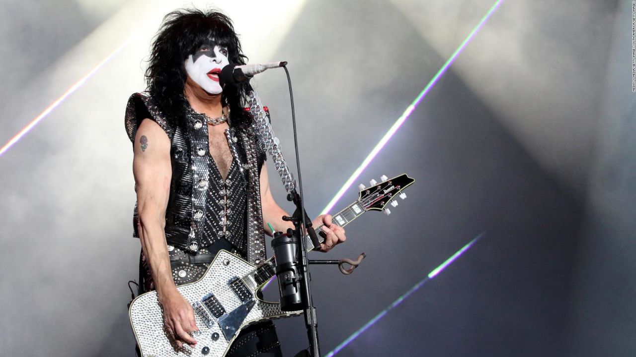 CNNE 1197466 - paul stanley, guitarrista de la banda kiss, considera que la compra multimillonaria de twitter no era necesaria