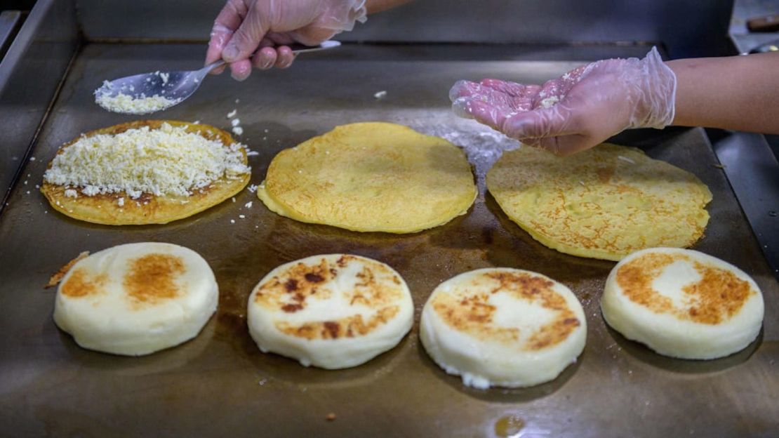 Un cocinero prepara arepas en la cocina del restaurante Arepa Lady en el distrito de Queens de la ciudad de Nueva York el 27 de enero de 2022.