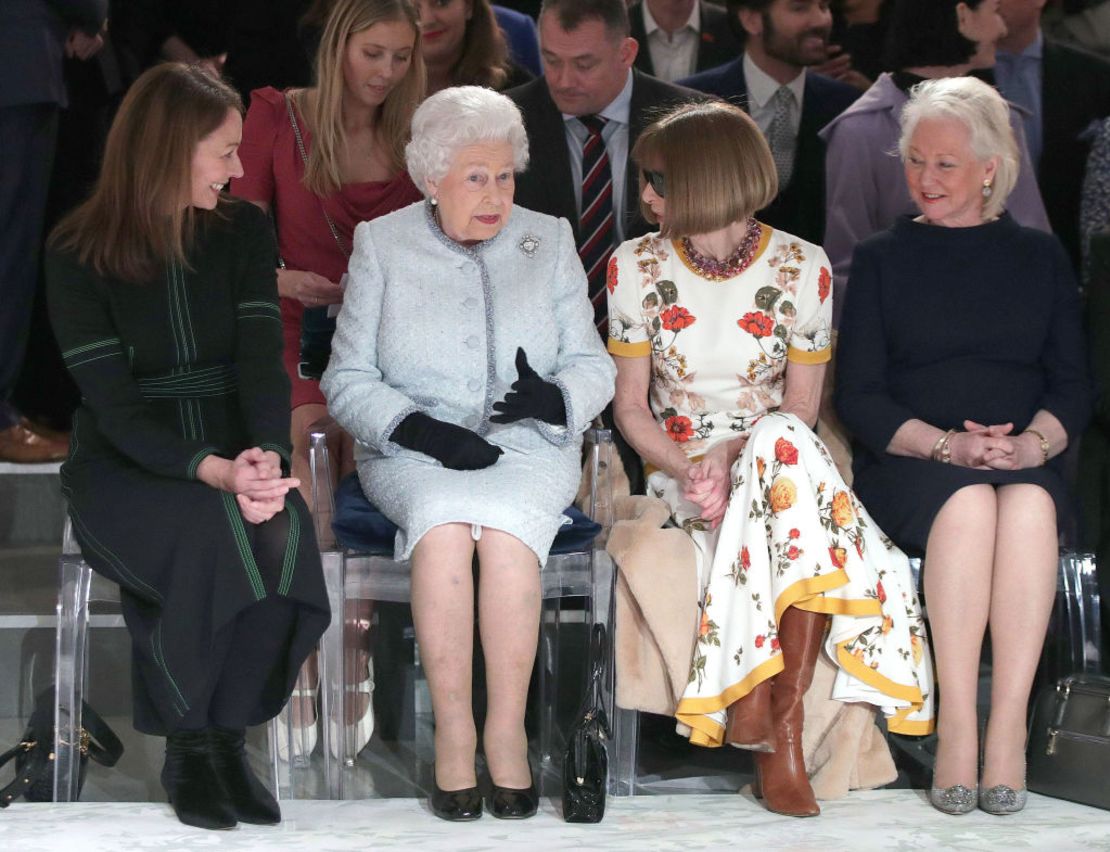 Angela Kelly (d) acompañó a la reina en la Semana de la Moda en Londres en 2018. Entre Isabel II y Angela se sienta la legendaria editora de Vogue Anna Wintour.