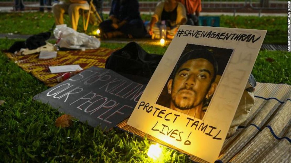 Un grupo de personas realiza una vigilia por el ciudadano de Malasia Nagaenthran K. Dharmalingam, quien fue sentenciado a muerte por traficar heroína a Singapur, en Speakers Corner, en Singapur el 25 de abril.