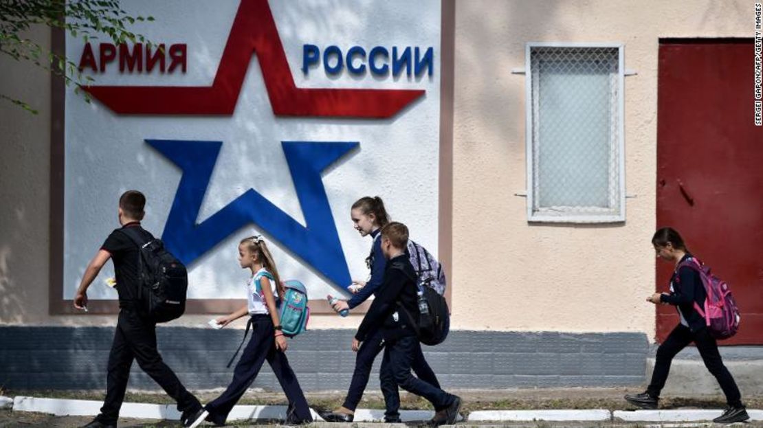 Unos niños pasan por delante de la sede del Grupo Operativo de las Tropas Rusas en la ciudad de Tiraspol el año pasado.