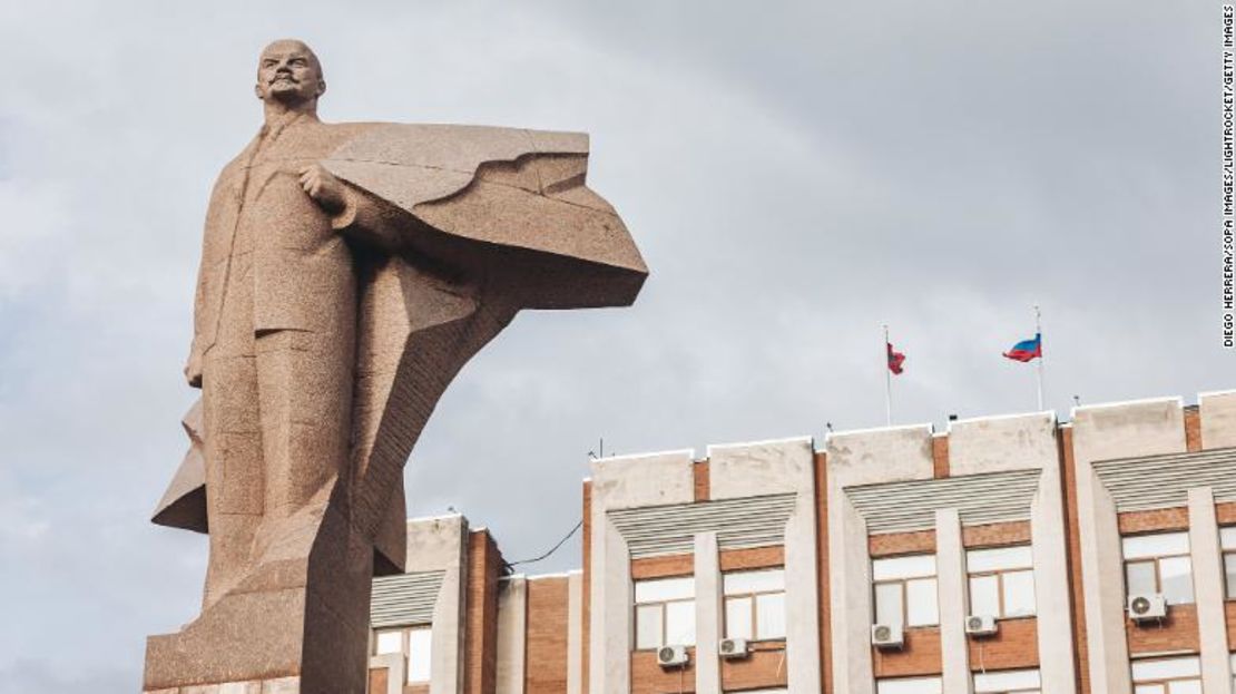 Una estatua de Vladimir Lenin frente al Palacio Presidencial de Tiraspol.