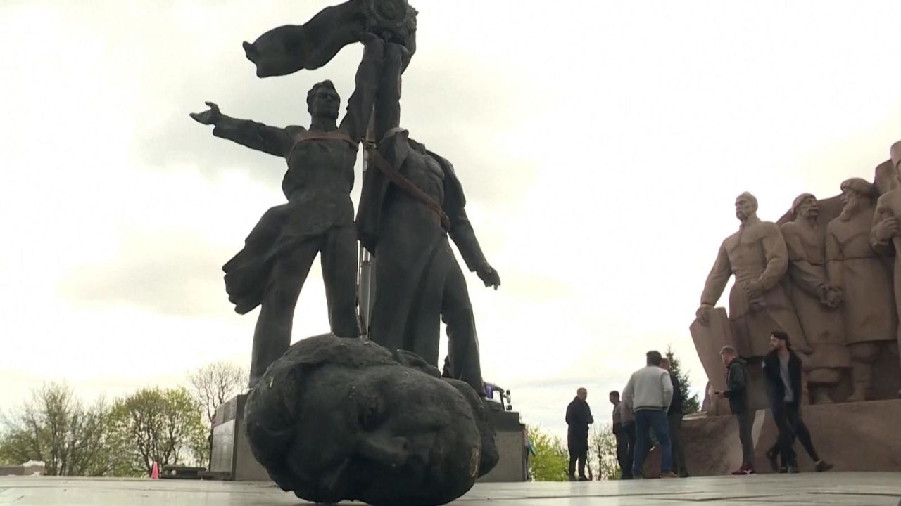 CNNE 1197944 - desmantelan monumento a la amistad entre rusia y ucrania