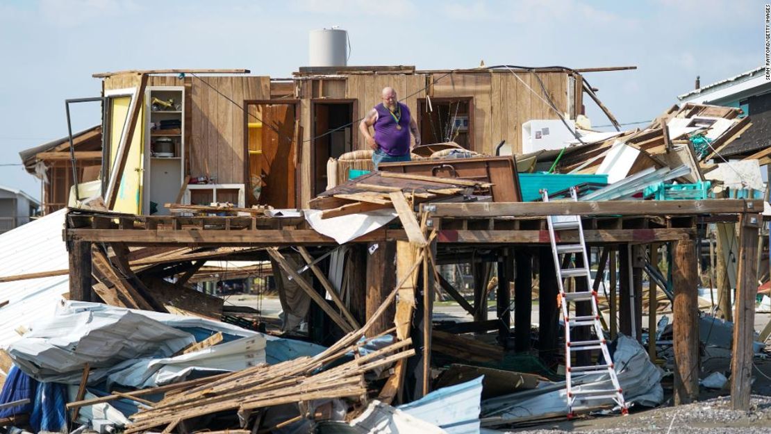 Un residente de Grand Isle, Louisiana, revisa su casa después de que el huracán Ida, de categoría 4, tocara tierra en agosto de 2021.