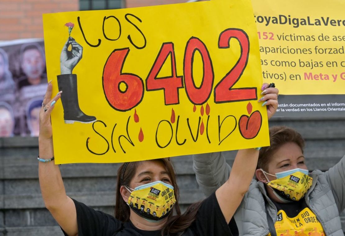 Miembros de la organización civil Madres de Falsos Positivos (Mafapo) participan en una protesta frente a la corte en Bogotá el 25 de agosto de 2021. - Miles de ejecuciones extrajudiciales conocidas como "falsos positivos" se llevaron a cabo en el mayor escándalo del Ejército colombiano.