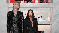 CNNE 1198044 - megan fox y machine gun kelly beben su propia sangre