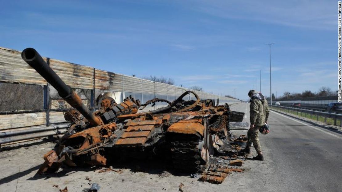 Un hombre inspecciona un tanque destruido del ejército ruso a unos 40 kilómetros al oeste de Kyiv, la capital de Ucrania.