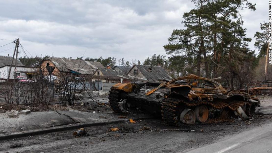 Un tanque ruso destruido se encuentra en el pueblo de Dmytrivka, Ucrania.