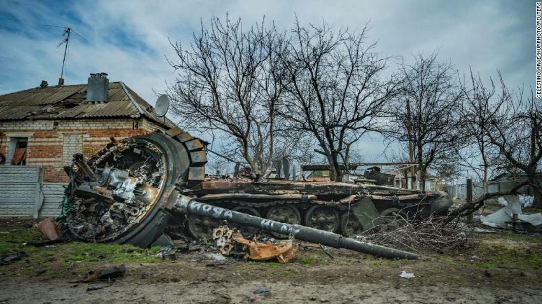 Un tanque ruso yace destruido, su torreta volada, después de una batalla cerca de Járkiv, Ucrania.