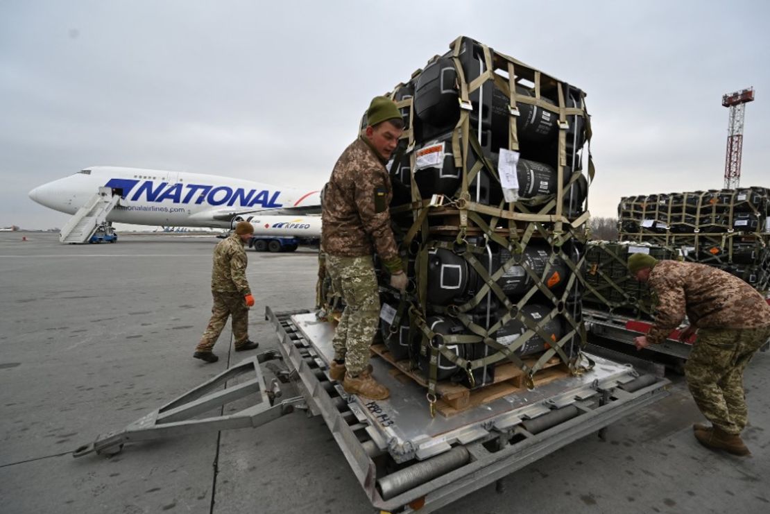 Militares ucranianos reciben los FGM-148 Javelins, misiles antitanque suministrados por Estados Unidos, en el aeropuerto de Kyiv, el 11 de febrero de 2022.