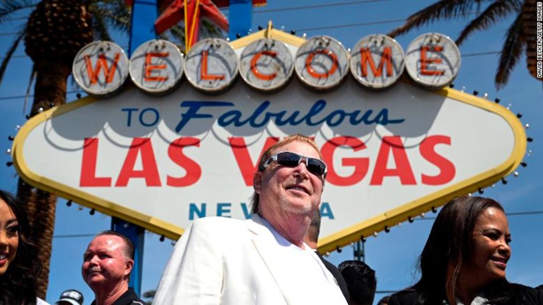 El propietario de los Raiders de Las Vegas, Mark Davis, posa durante un evento de lanzamiento para celebrar el draft de la NFL 2022, el 25 de abril, en Las Vegas, Nevada.