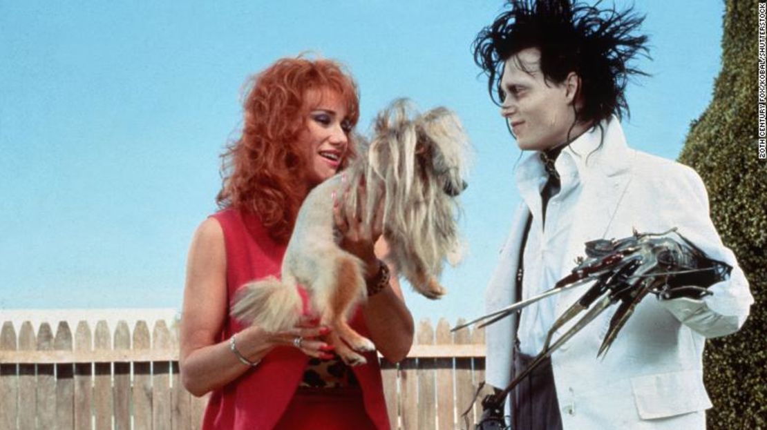 Kathy Baker y Johnny Depp en "Edward Scissorhands".