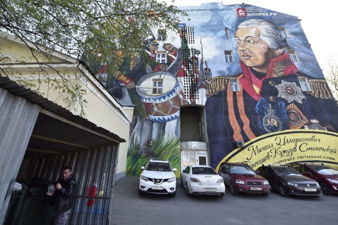 Una foto tomada el 3 de mayo de 2017 muestra una pintura que representa al mariscal Mijail Kutuzov, en la pared de un edificio en Moscú.