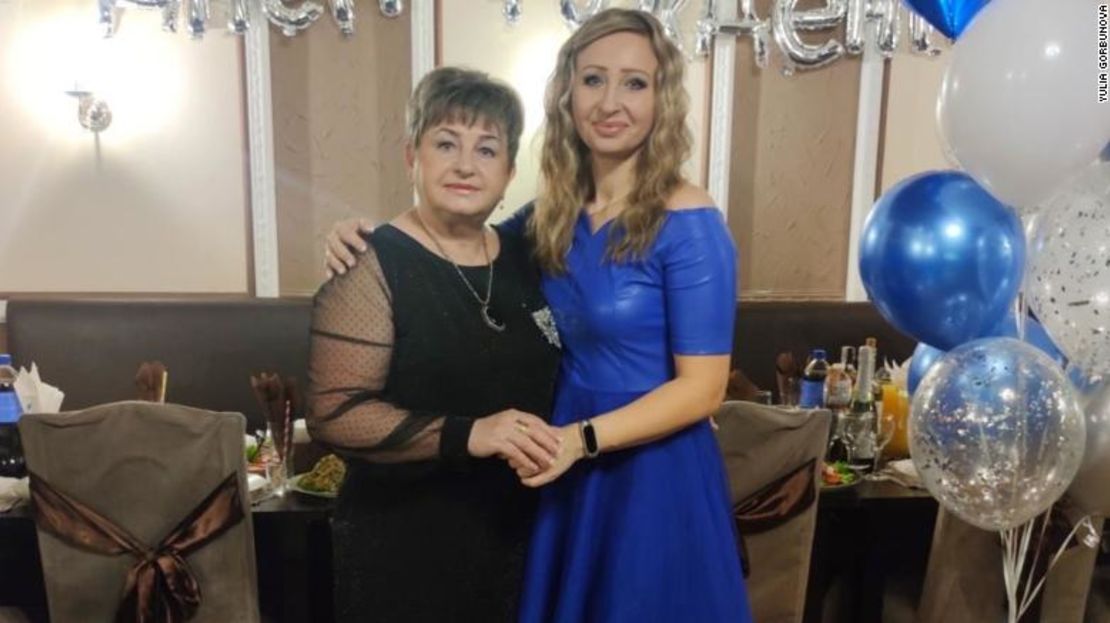 Madre e hija Halyna y Nataliya en una fiesta de cumpleaños en Mariúpol, mayo de 2021.