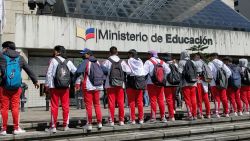 CNNE 1198796 - jovenes protestan por la presunta violacion de una nina de 15 anos