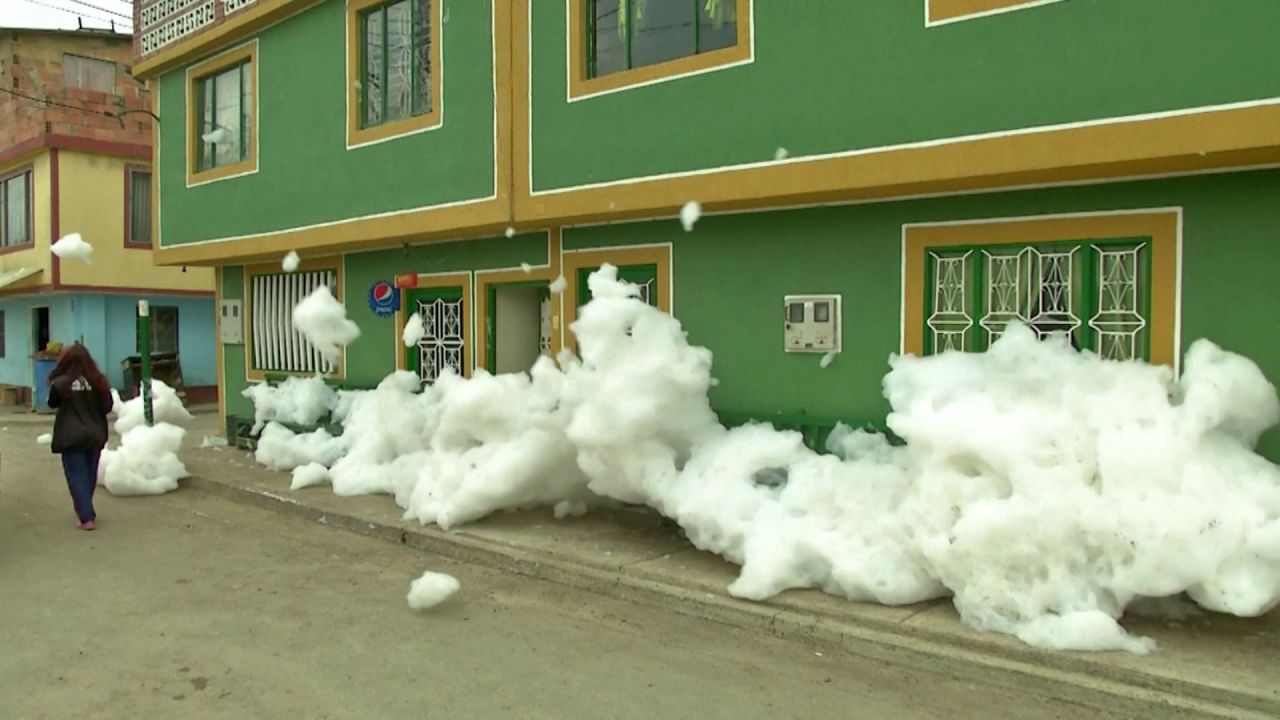 Espuma tóxica en río de Colombia