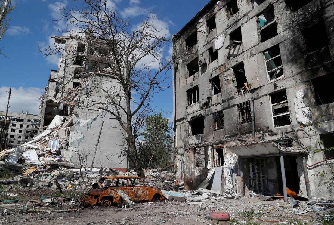 La planta siderúrgica Azovstal detrás de los edificios dañados durante el ataque ruso a la ciudad portuaria del sur de Mariupol, Ucrania, el 28 de abril.