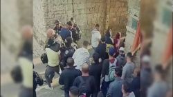 CNNE 1199170 - enfrentamientos dejan decenas de heridos en jerusalen