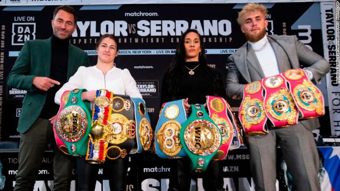 El promotor de boxeo Eddie Hearn, de Matchroom, la campeona mundial indiscutible de peso ligero Katie Taylor, la retadora Amanda Serrano y Jake Paul, de MVP, posan en la rueda de prensa en la que se anunció su pelea en el Madison Square Garden.