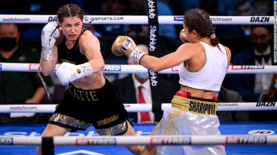 Taylor, a la izquierda, y Firuza Sharipova luchan durante el combate por el título de campeona indiscutible de los pesos ligeros en el M&S Bank Arena de Liverpool, Inglaterra.