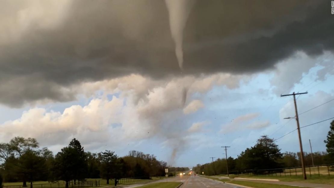 Al menos un tornado aterrizó cerca de Andover, Kansas, el viernes.