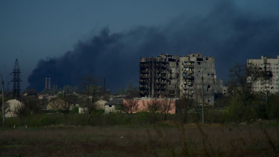 El humo se eleva desde los terrenos de la planta siderúrgica Azovstal en Mariúpol, Ucrania, el 29 de abril.