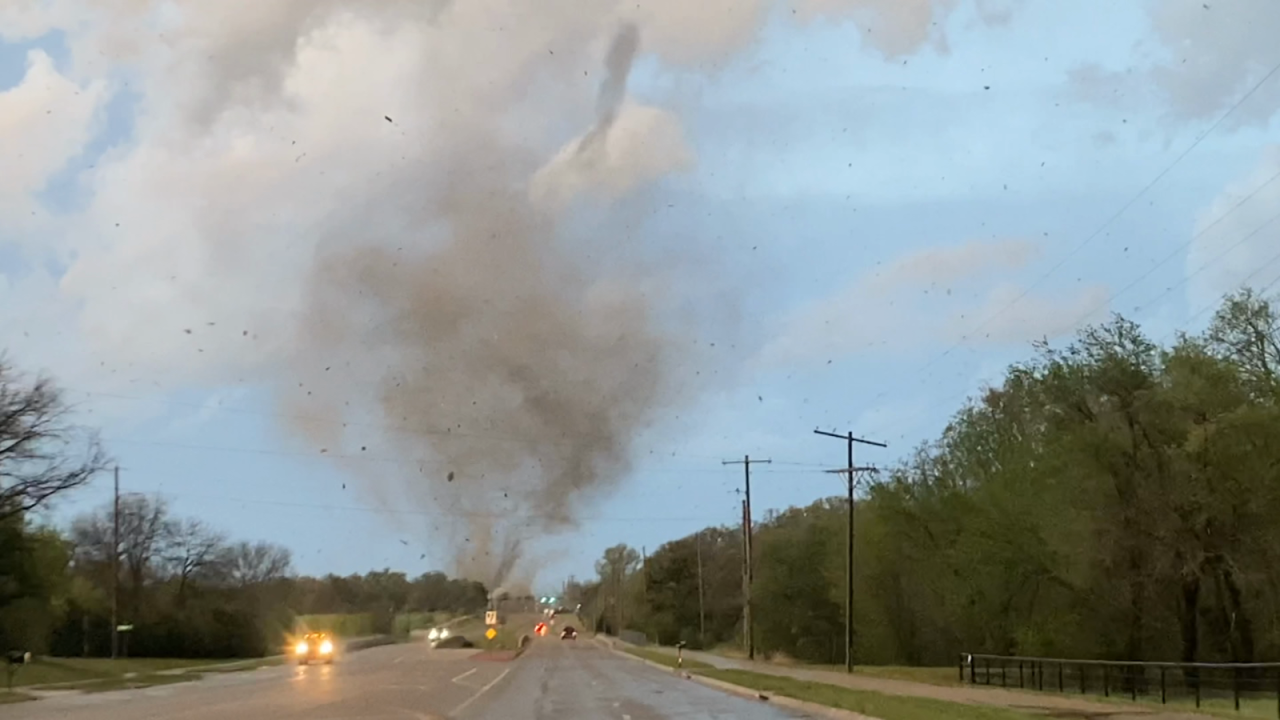 CNNE 1199690 - mira las imagenes del tornado que azoto al centro de ee-uu-