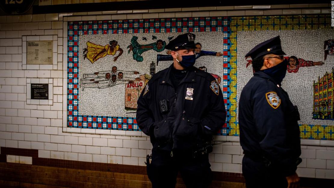 Agentes de policía de pie dentro de la estación de la calle 125 de Harlem.