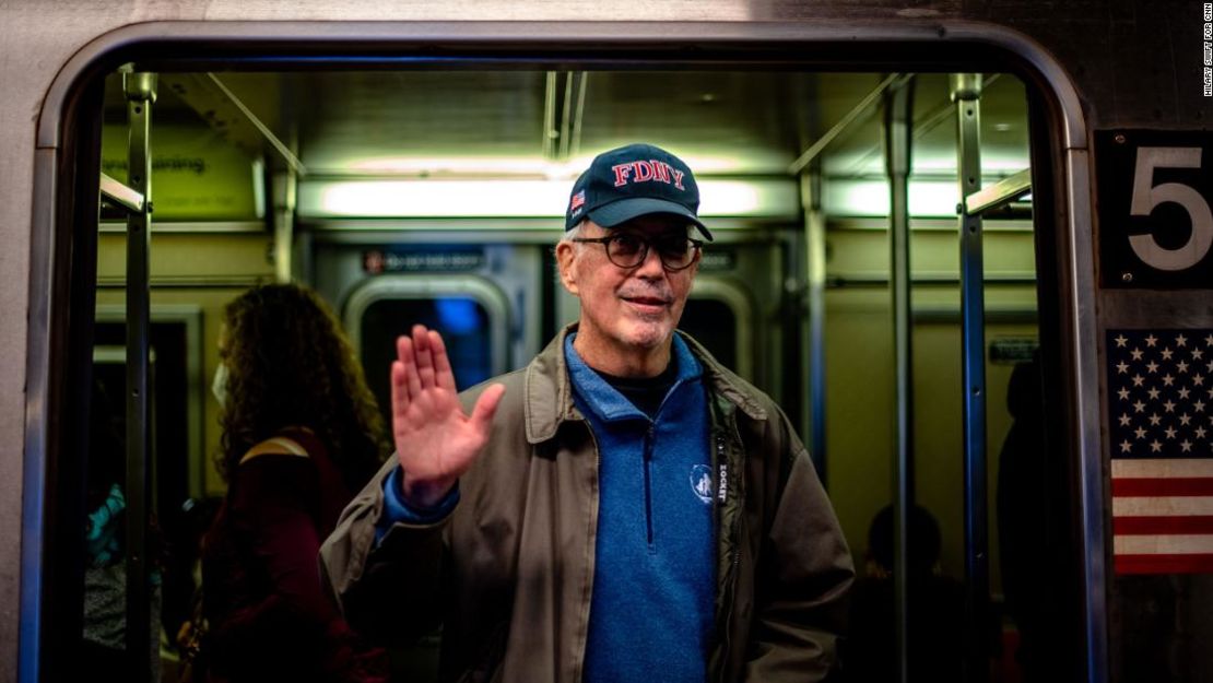 Patrick Curley dentro de un tren en una plataforma de metro de Times Square-42 Street.