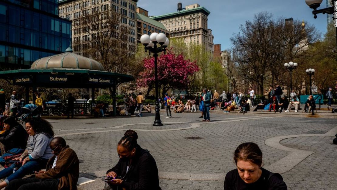 Gente pasando el rato en Union Square en la Ciudad de Nueva York.