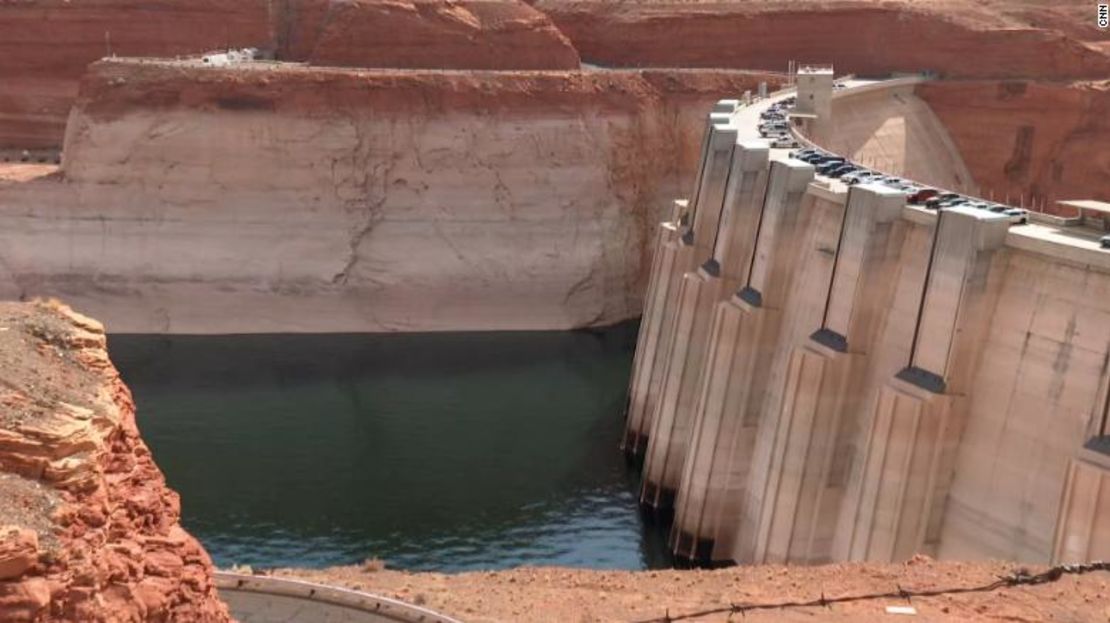 Si el nivel del agua cae otros 9 metros, la represa Glen Canyon ya no producirá electricidad.