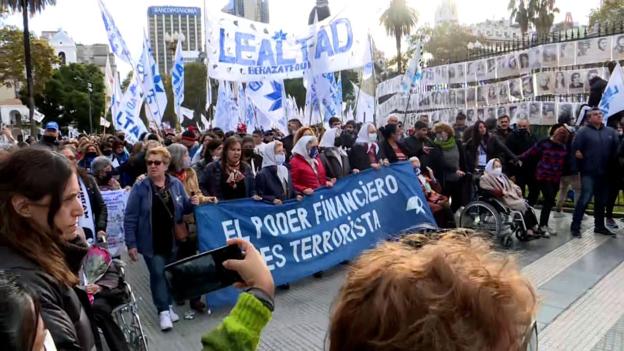 CNNE 1199845 - madres de plaza de mayo conmemoran 45 anos