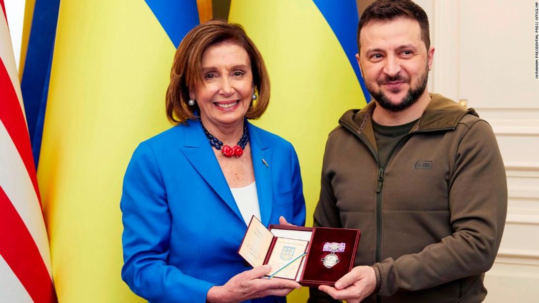 En esta imagen publicada por la Oficina de Prensa Presidencial de Ucrania el domingo 1 de mayo de 2022, el presidente de Ucrania, Volodymyr Zelensky, a la derecha, otorga la Orden de la Princesa Olga, de tercer grado, a la presidenta de la Cámara de Representantes de Estados Unidos, Nancy Pelosi, en Kyiv, Ucrania, el sábado 30 de abril de 2022.