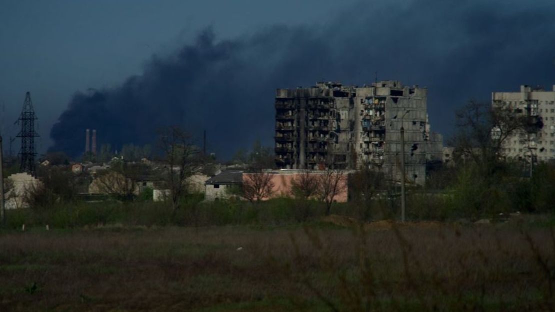 El humo se eleva desde los terrenos de la planta siderúrgica Azovstal en la ciudad de Mariúpol el 29 de abril de 2022, en medio de la acción militar rusa en curso en Ucrania.