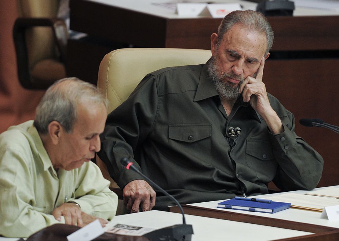 Fidel Castro escucha al presidente del Parlamento cubano Ricardo Alarcón, durante una sesión especial del Parlamento cubano, el 7 de agosto de 2010 en La Habana. Crédito: ADALBERTO ROQUE/AFP vía Getty Images