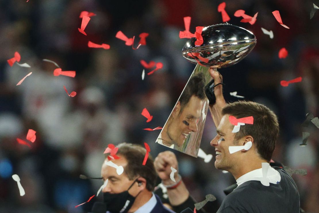 Tom Brady levanta el trofeo Lombardi