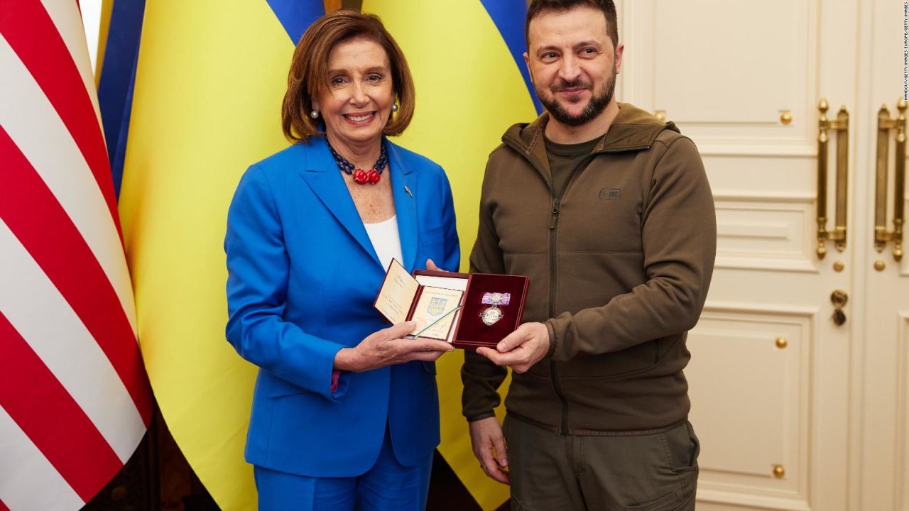 CNNE 1200047 - nancy pelosi se reune con zelensky en ucrania