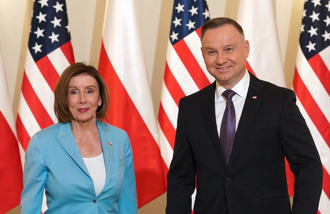 La presidenta de la Cámara de Representantes de EE.UU., Nancy Pelosi, se reunió con el presidente polaco, Andrzej Duda, en Varsovia, Polonia, el 2 de mayo.