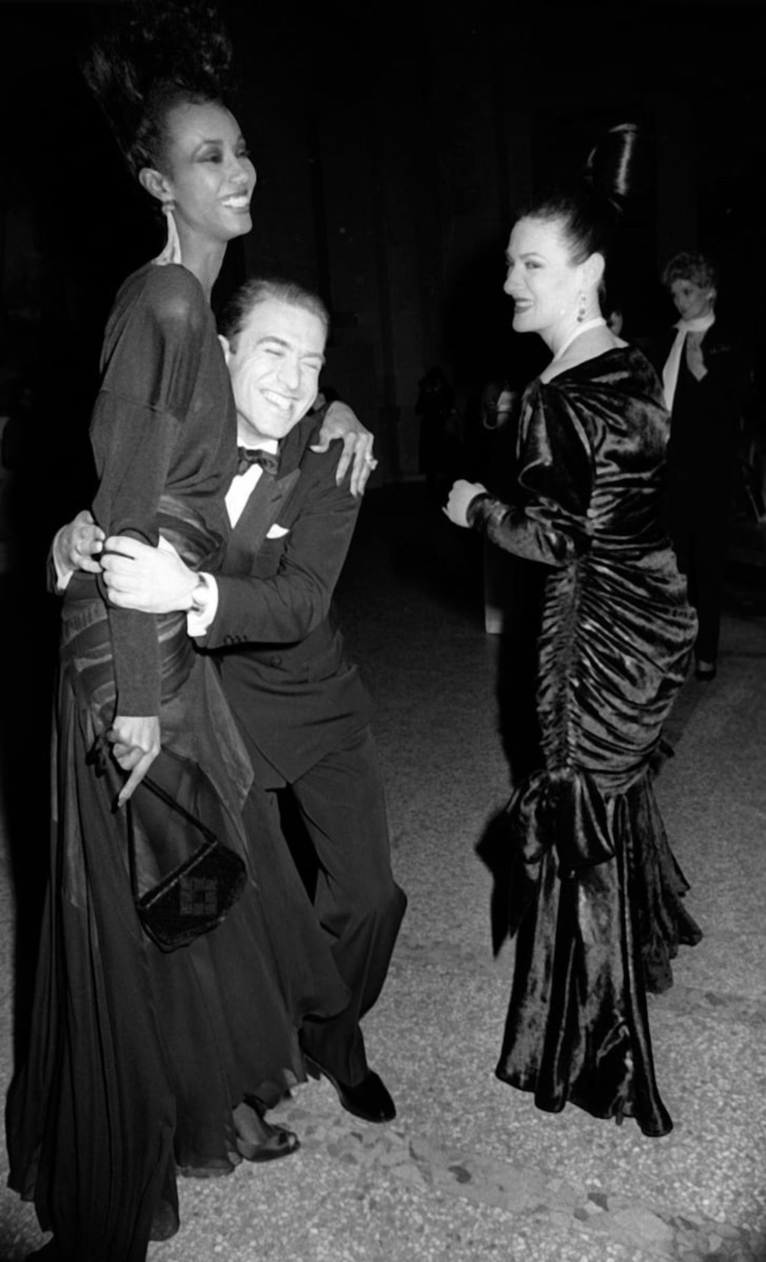 Galella capturó este momento de luz de Iman, Paloma Picasso y Raphael Lopez Sanchez en la Met Gala de 1983, que honró el trabajo de Yves St. Laurent.