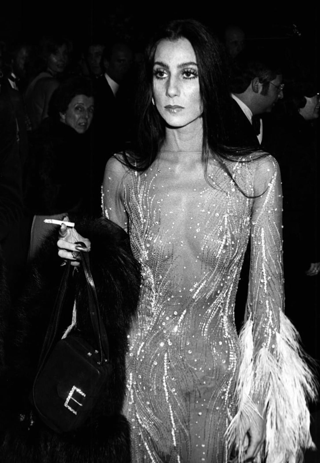 Cher fuma un cigarrillo durante la Met Gala de "Romántica y glamorosa exhibición de diseño de Hollywood" de 1974.