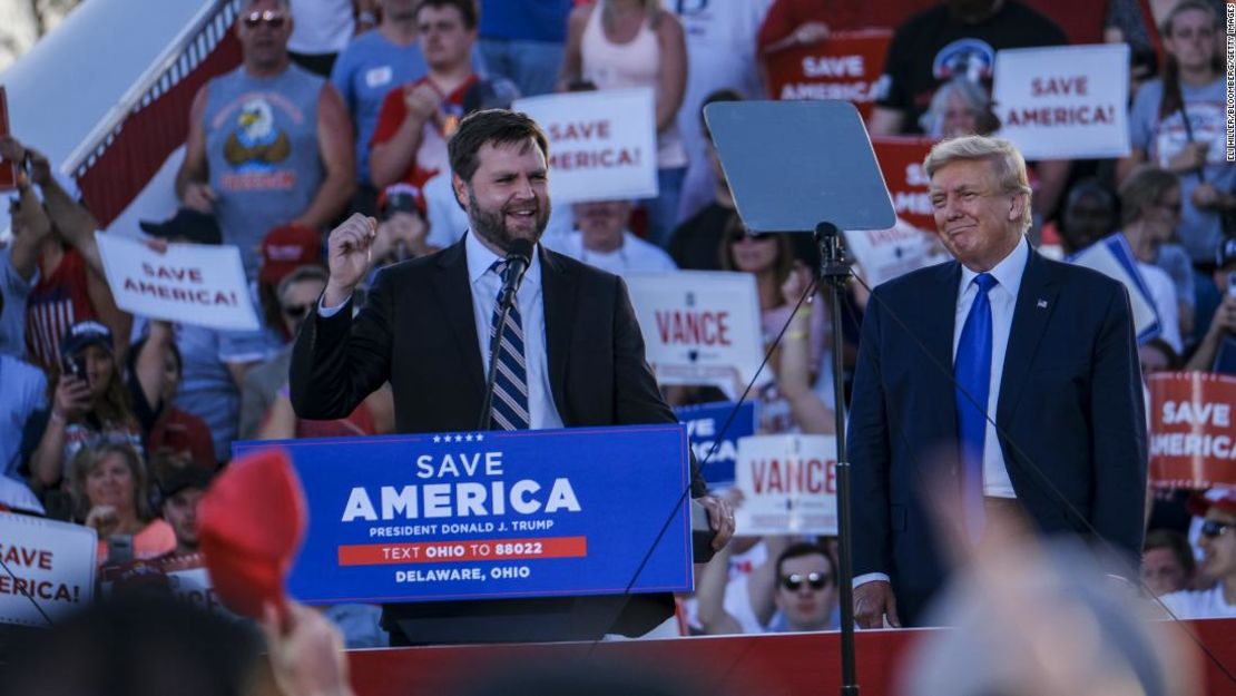 JD Vance, a la izquierda, cofundador de Narya Capital Management LLC y candidato republicano al Senado de EE.UU. por Ohio, agradece al ex presidente Donald Trump por el respaldo oficial durante el mitin 'Save America' en el recinto ferial del condado de Delaware, Ohio, el sábado 23 de abril de 2022.