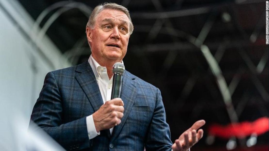 El exsenador David Perdue, a quien Trump ha respaldado para gobernador, habla en un evento de campaña el 29 de marzo de 2022, en Marietta, Georgia.